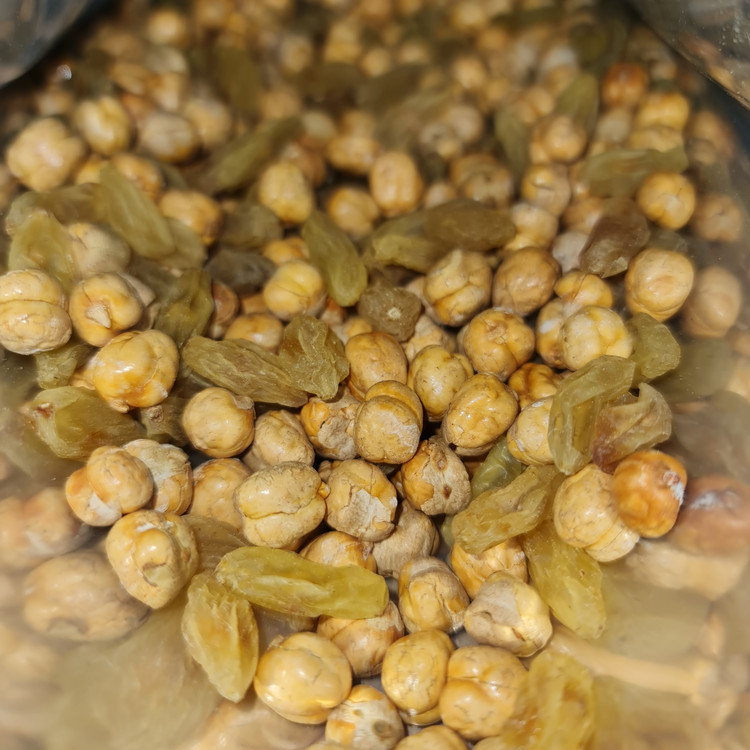 نخود چی کشمش